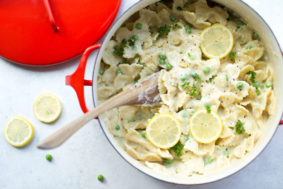 bowtie pasta with peas in cream sauce with sliced lemons