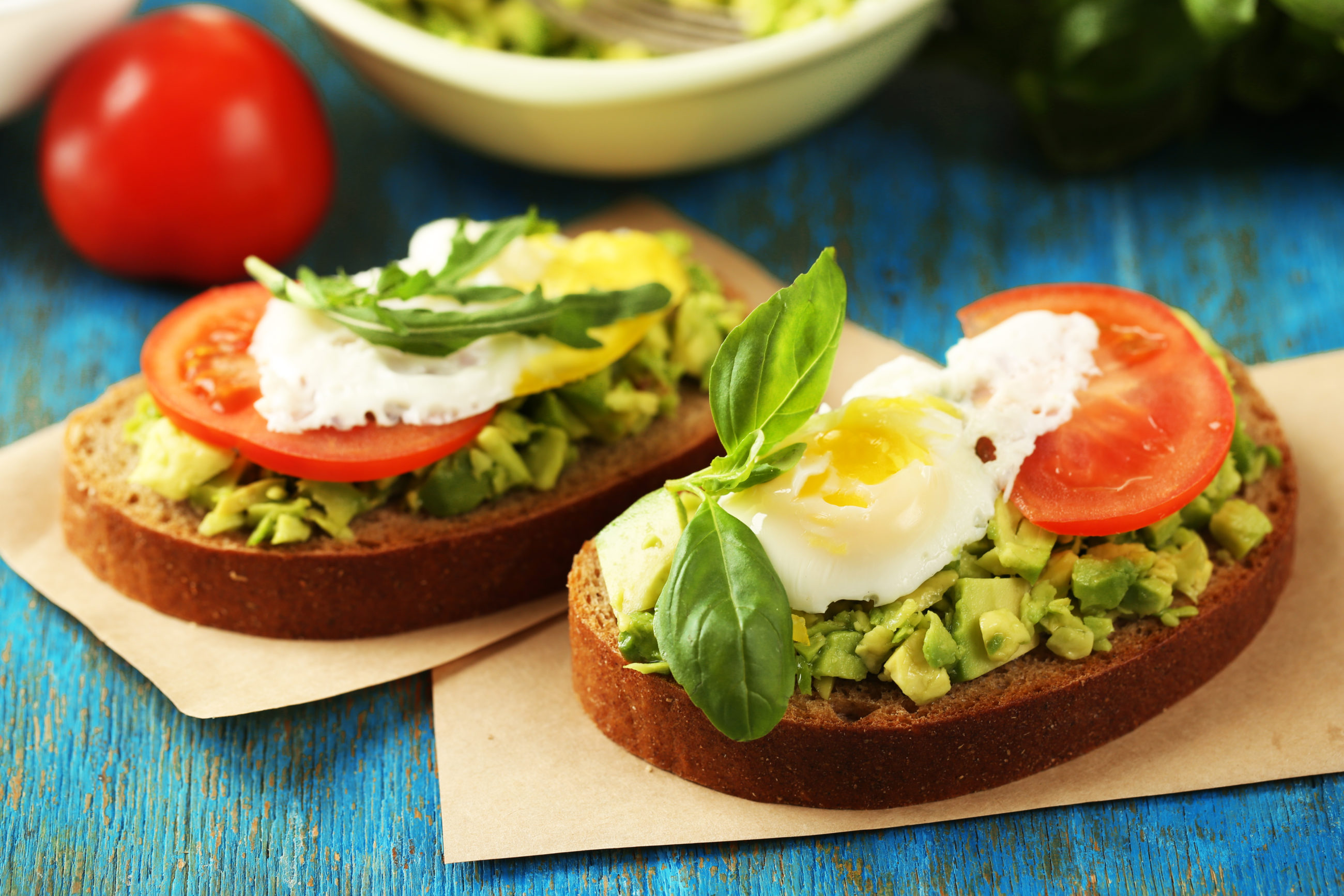 Tasty,Sandwich,With,Egg,,Avocado,And,Vegetables,On,Paper,Napkin,